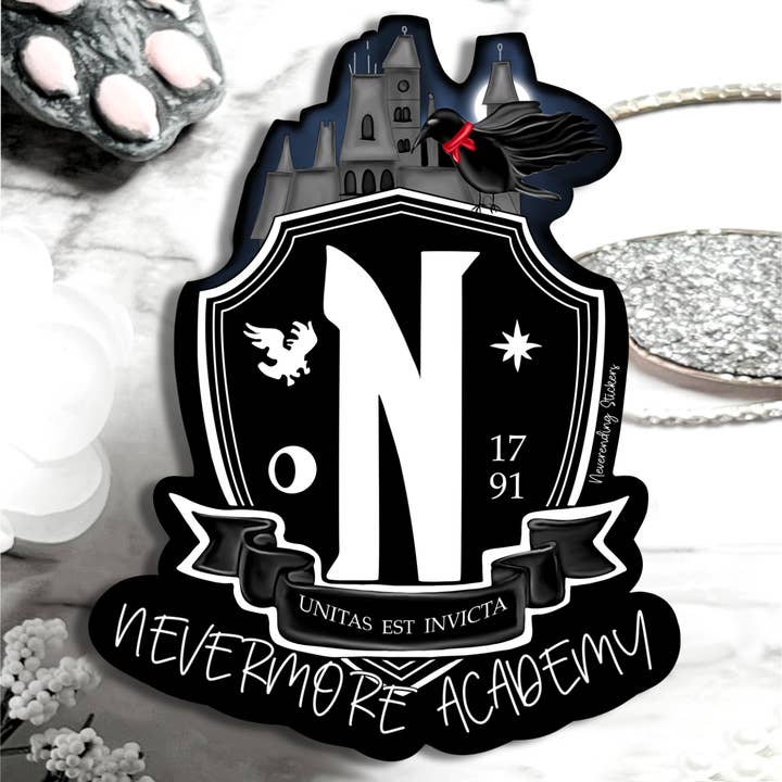 Neverending Stickers - Venta al por mayor Pegatina - Pegatinas o imanes de Neverending Academy con el emblema escolar de cuervo brillante, 3 x 3,7 pulgadas