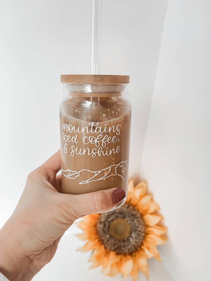 Canette adaptée au lave-vaisselle Mountains, au café glacé et au soleil pour la vente par HH and Grace Co