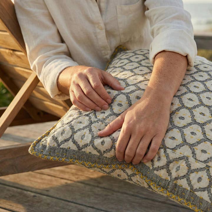 Coussin carré en coton tissé à la main - Gris avec jaune 61 cm pour la vente par Arcadia Home