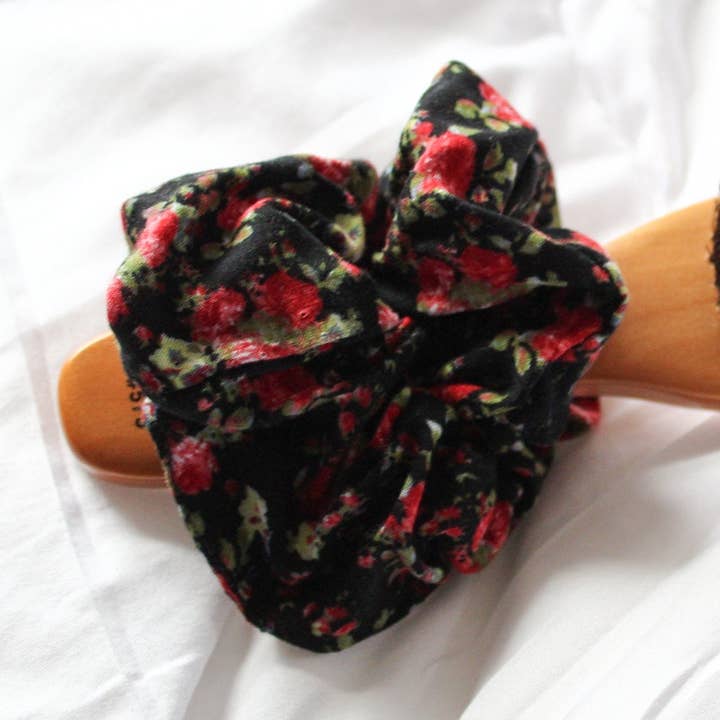 Coletero negro con estampado floral rojo para niña I The Enchanted Magnolia para venta al por mayor de The Enchanted Magnolia