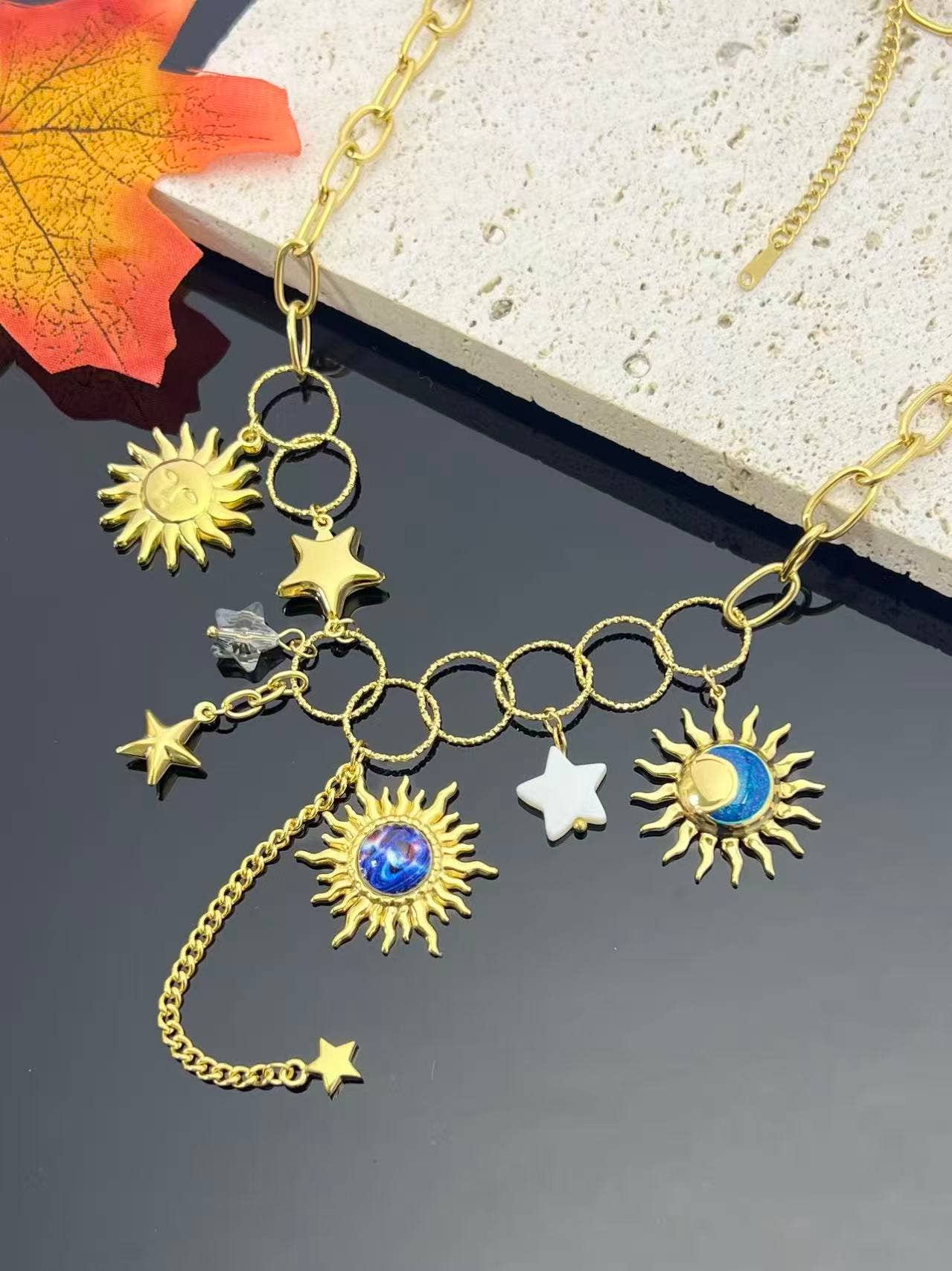 COSMOS – wholesale Hänge-/berlockhalsband – Halsband Stjärnor & Himlens Glans Berlocker Sol Måne Stjärnor1