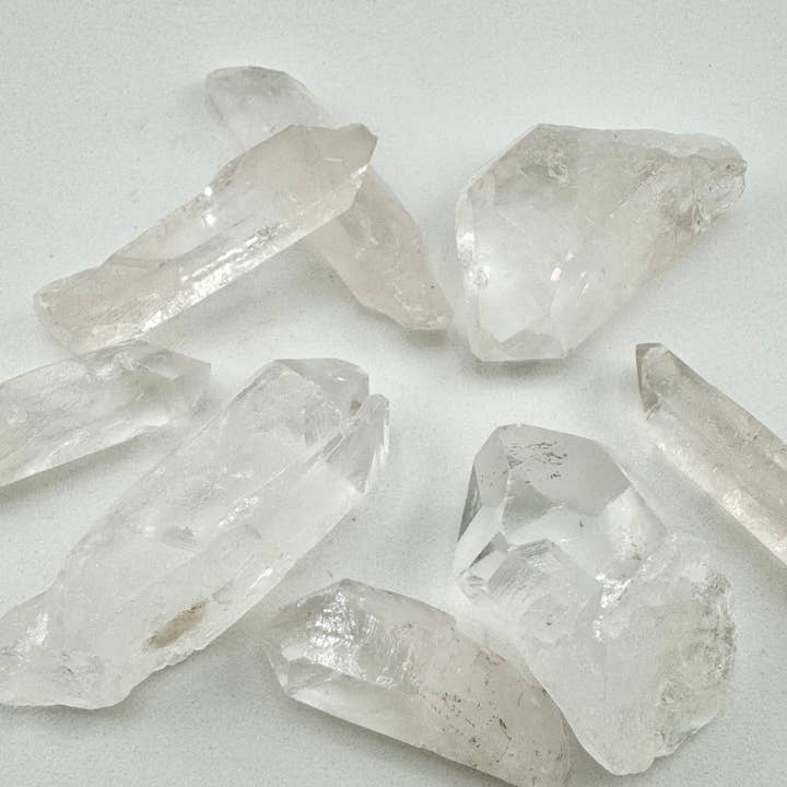 Punte di Quarzo Trasparente, Cristalli di Quarzo Grezzi per la vendita all'ingrosso da parte di Liv Rocks