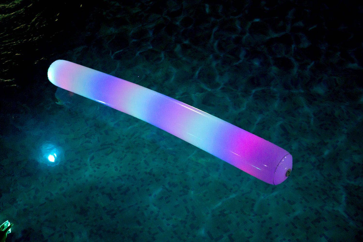 PoolCandy - Vendita all'ingrosso Gonfiabili - PoolCandy gigante gonfiabile illuminato a LED per piscina Noodle Pool6