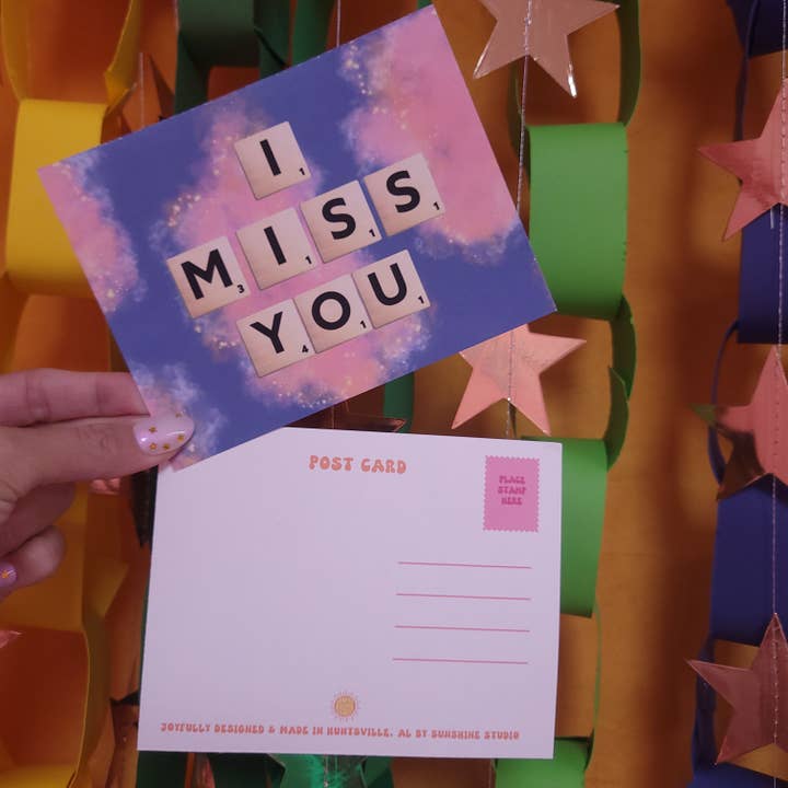 "Mi manchi" -Cartolina con Tessere Lettera per la vendita all'ingrosso da parte di Sunshine Studio