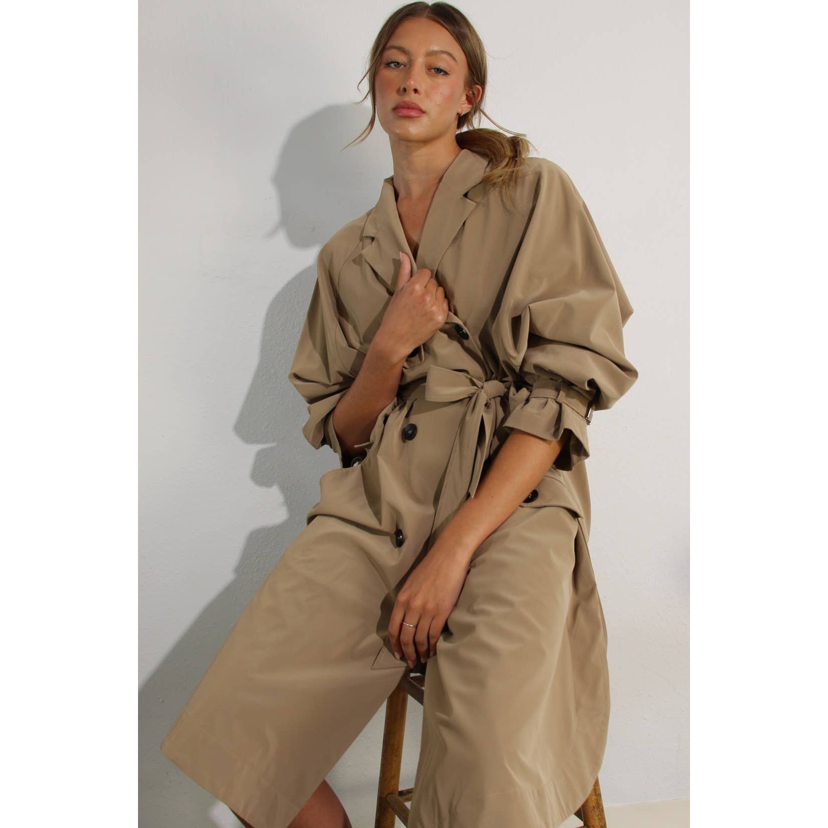 KHAKI TRENCHCOAT I KONSTLÄDER DUK för wholesale på Faire3