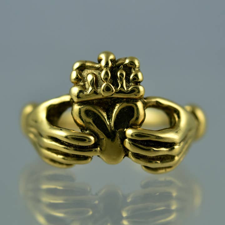 Anello Claddagh per la vendita all'ingrosso da parte di Three pines fine jewelry