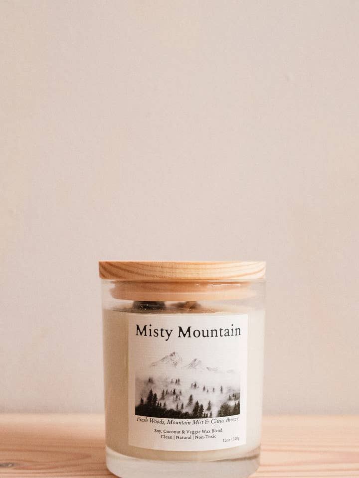 Misty Mountain • Candela di soia e cera di cocco versata a mano per la vendita all'ingrosso da parte di Tranquil Bliss Candles