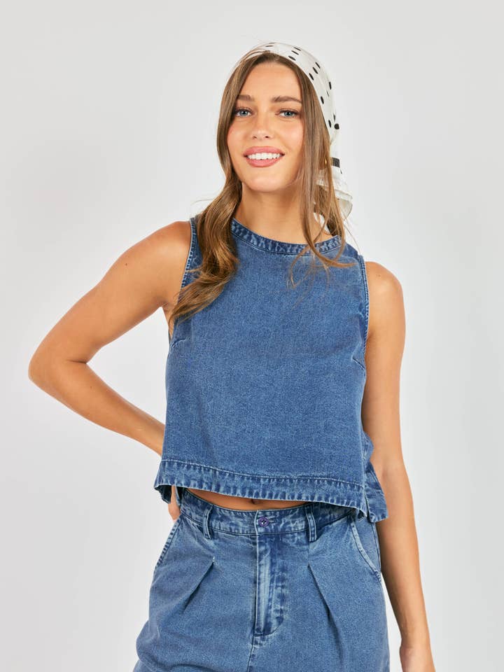 Het Giet Mouwloze Top : DONKER CHAMBRAY voor wholesale door Sadie & Sage