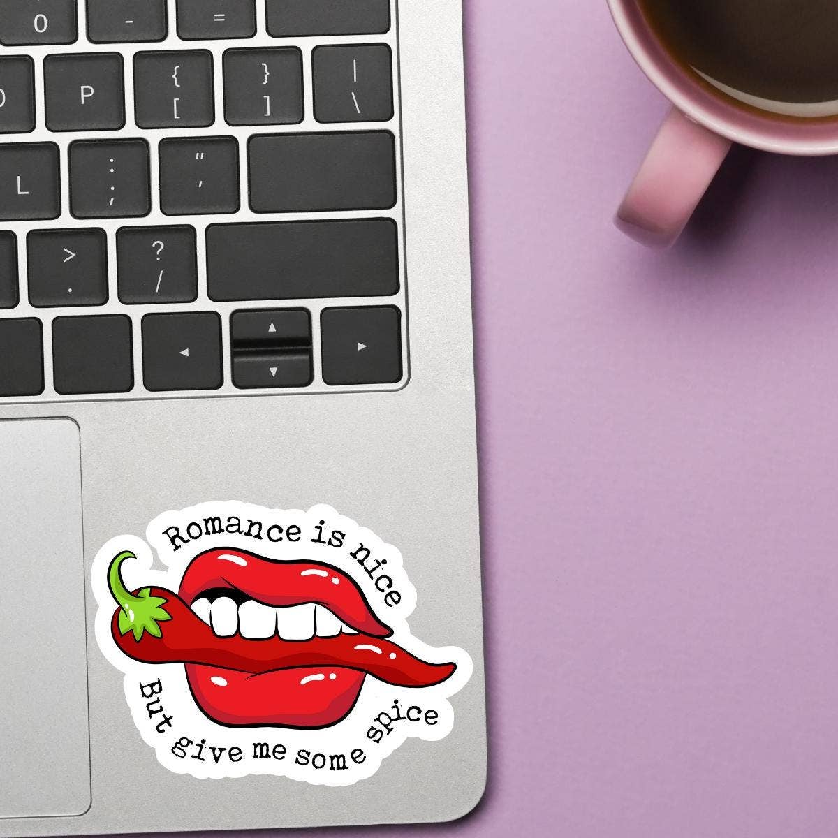 Cheeky Chick Sticker Co. - Vente Autocollant - La romance, c'est bien, mais donnez-moi du piquant Autocollant Lèvres Ardentes1