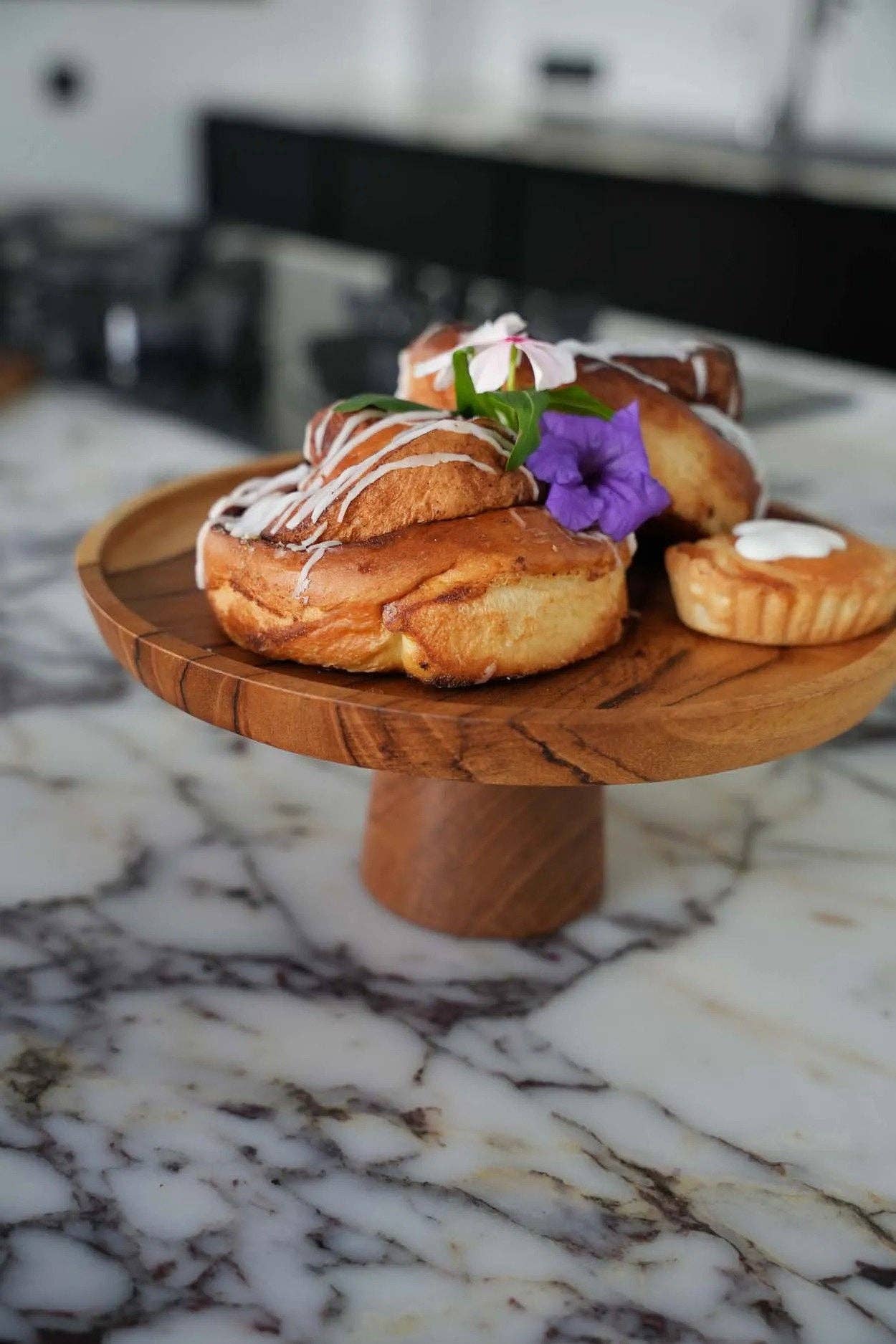 Bazar Bizar Living - Venta al por mayor Soportes para tartas - Plato para pastel de raíz de teca - M2