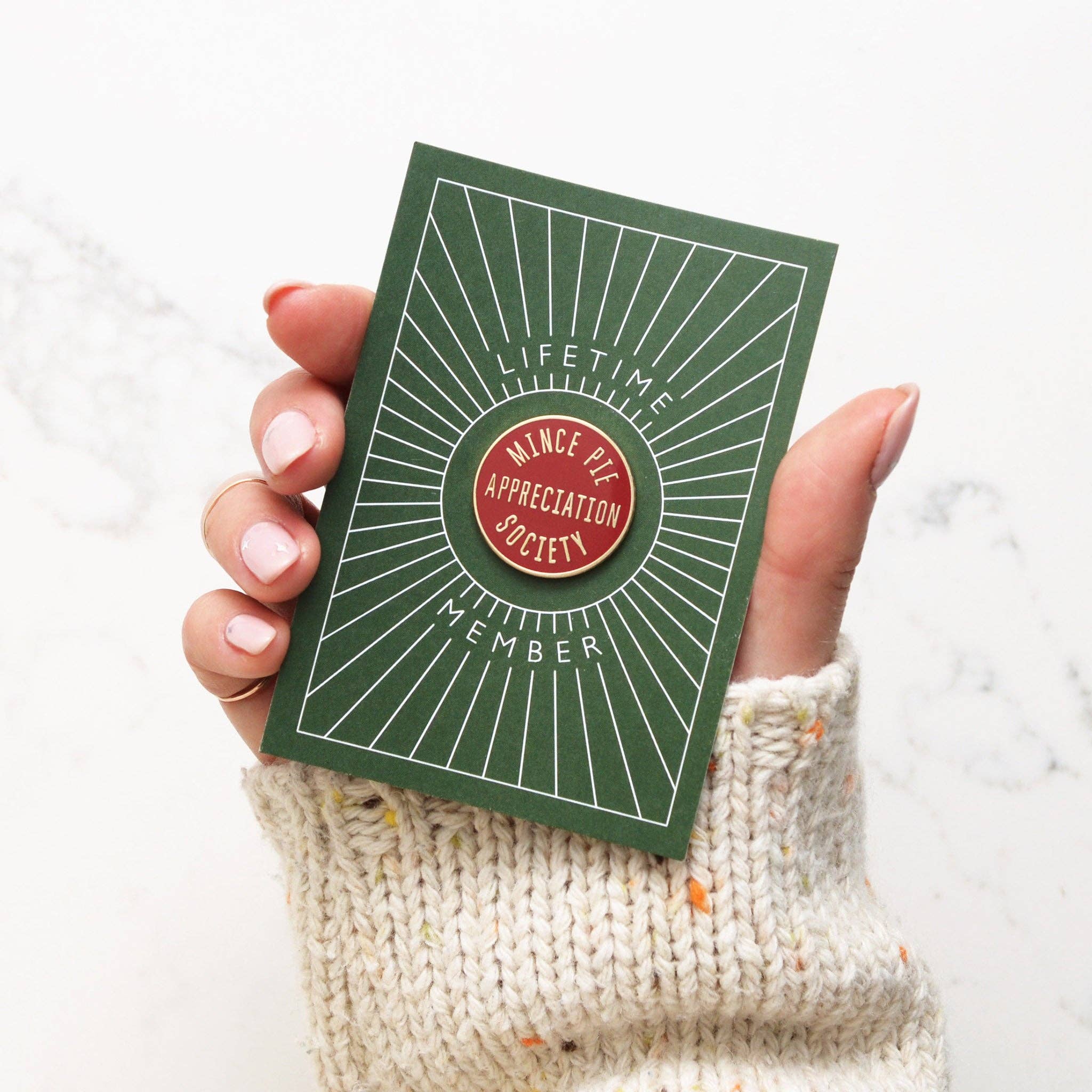 Alphabet Bags - Venta al por mayor Botón/prendedor - Sociedad de Apreciación del Pastel de Carne - Burdeos - Pin de Esmalte1