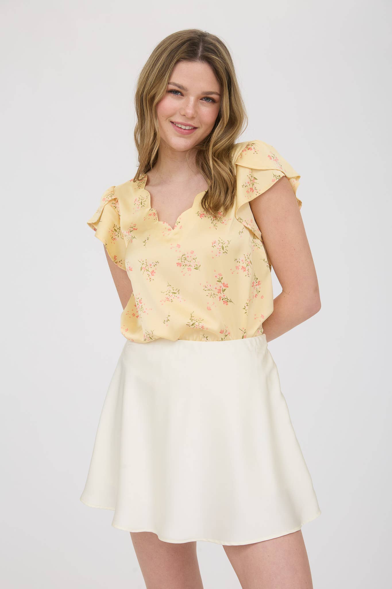 Blu Pepper - Vendita all'ingrosso Camicetta - Donna - Blusa in raso con scollo a V e stampa floreale con bordi smerlati20