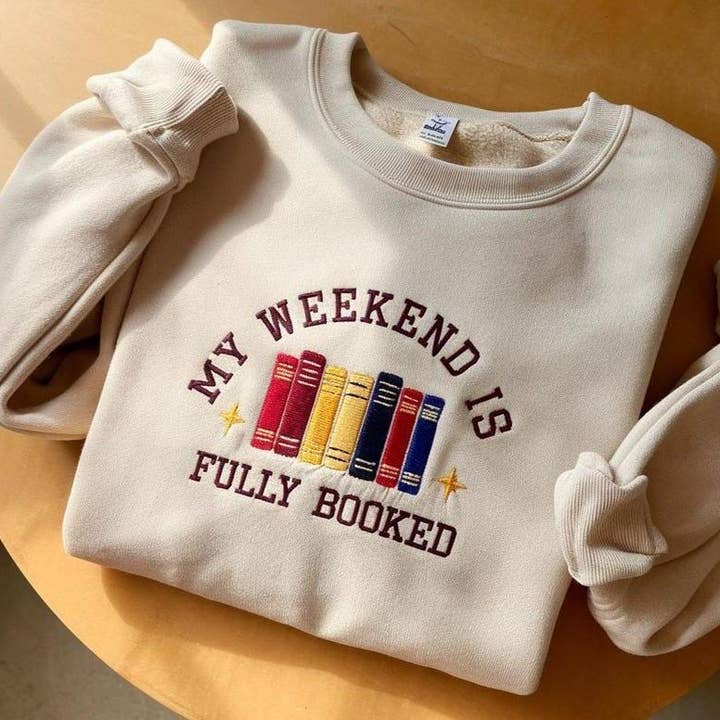 Broderie Pull Col Rond "Complètement Réservé" pour Amoureux des Livres pour la vente par STRONG N FREE CDN