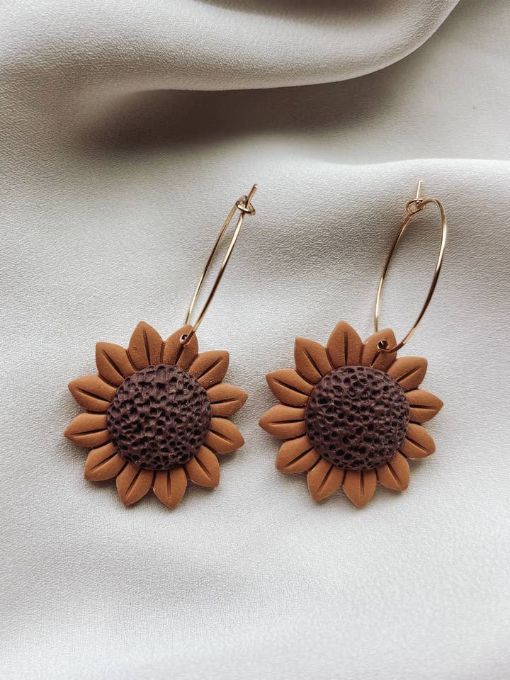 Solsikkebøjle øreringe, solsikker, efterårøreringe for engroshandel hos Placed by Grace