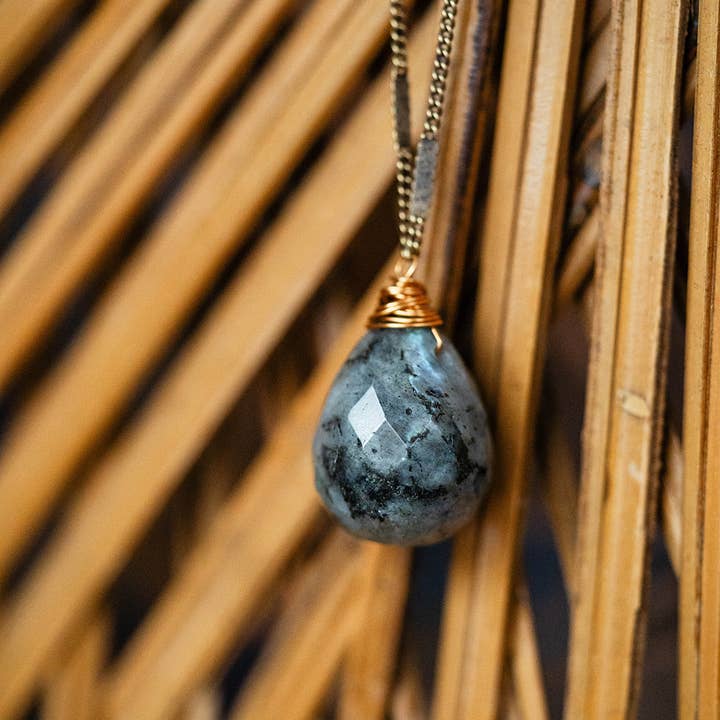 Bella Vita Jewelry – wholesale Pendant/charm necklace – Zara Natural Stone Drop Necklace | Labradorite