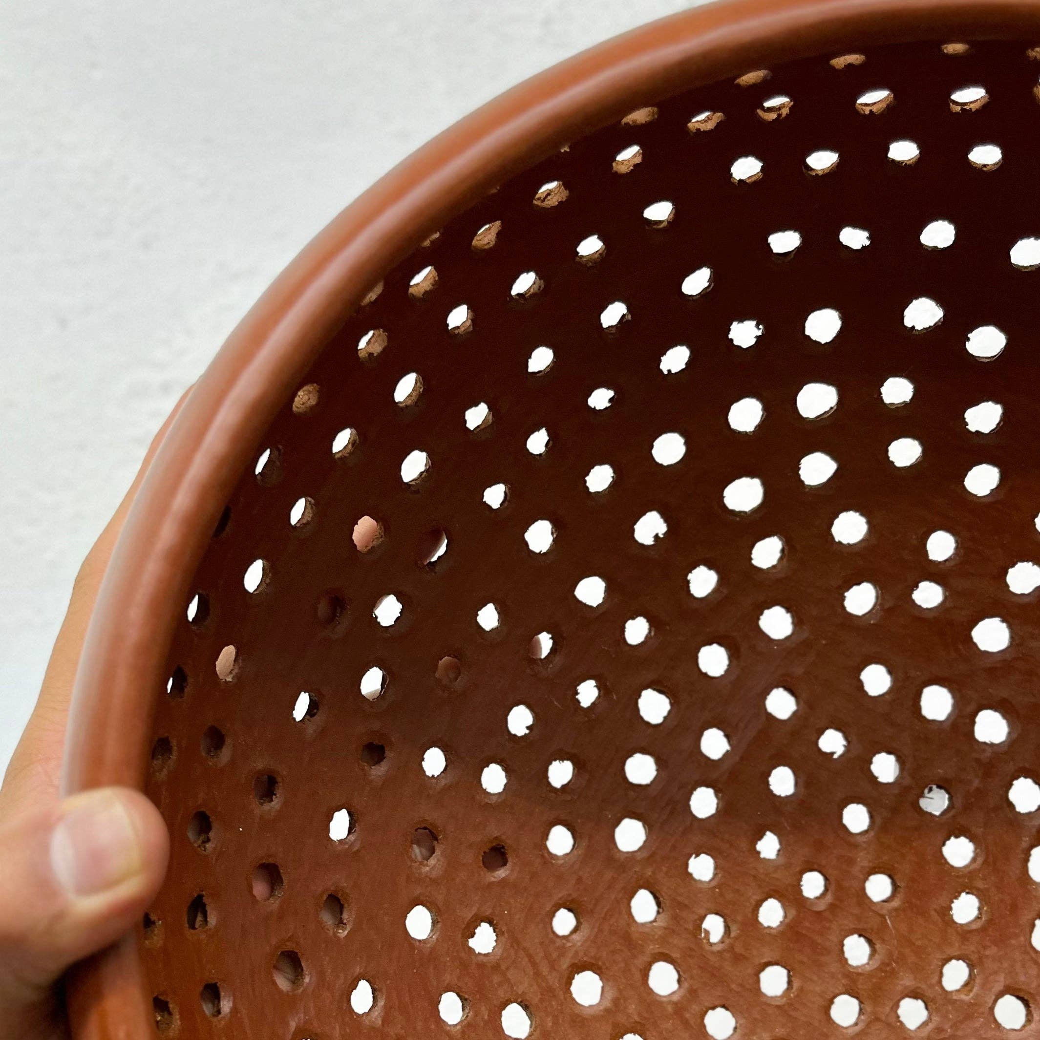 Yalala - Venta al por mayor Coladores - Mujeres Del Barro Rojo - Colador redondo Pichancha - Barro Ro1