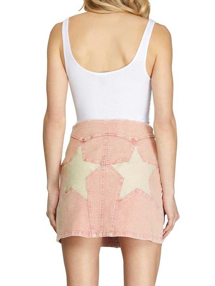 Mini-jupe en tissu extensible boutonnée sur le devant pour la vente par Vanilla Monkey