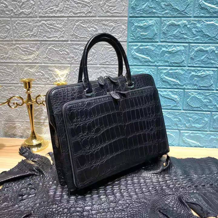 Sac à main noir en cuir de crocodile pour homme pour la vente par DON JOHN BY VICTORIA CHARLES