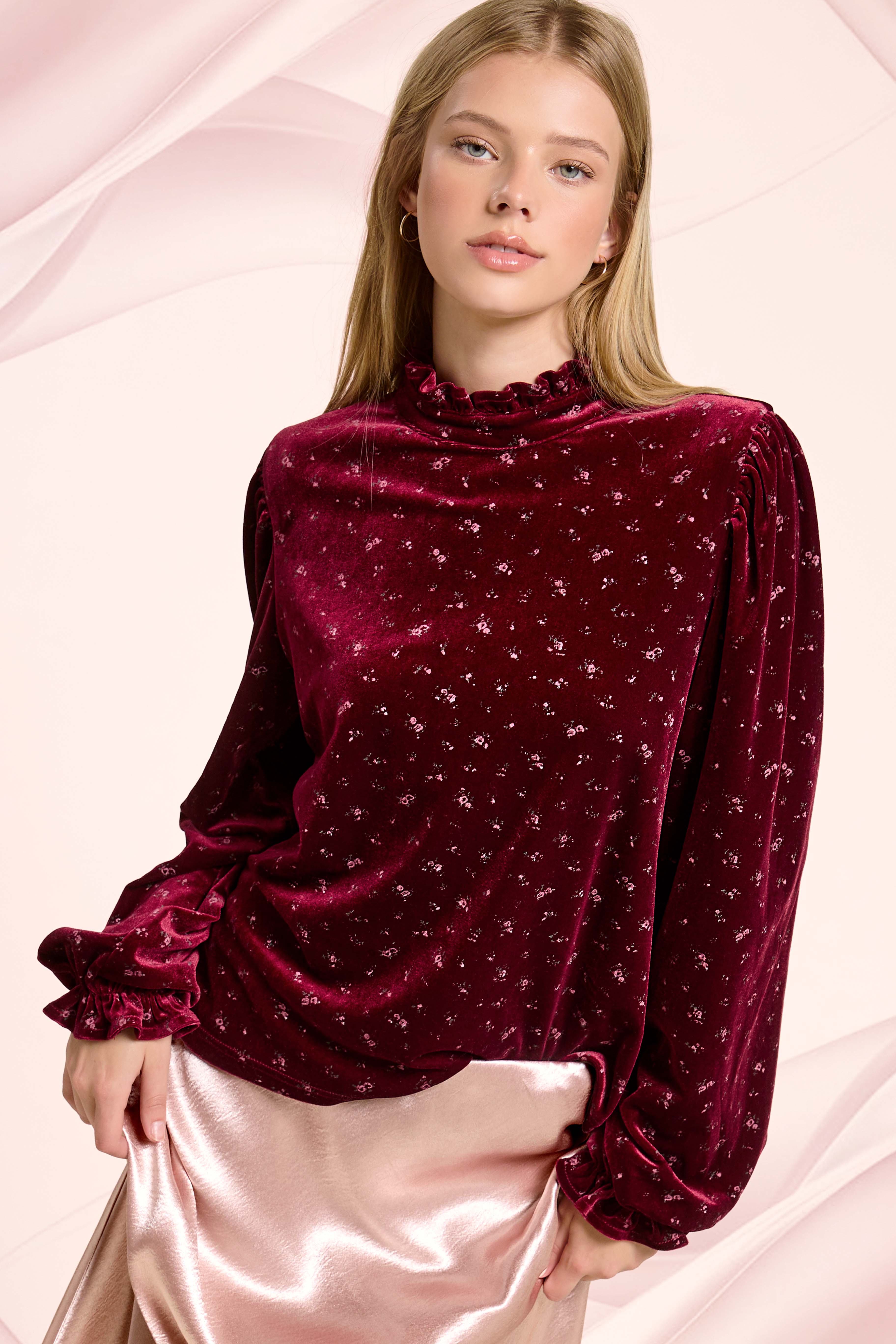 La Miel - Vente Chemisier – femme - HDT7718-Haut à manches longues avec col montant à volants en velours à motif floral2