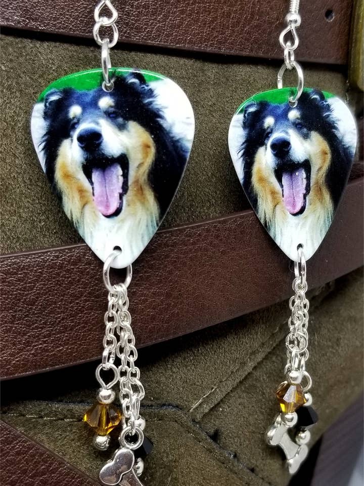 Boucles d'oreilles Rough Collie Dog Guitar Pick avec pendentifs pour la vente par Simply Raevyn
