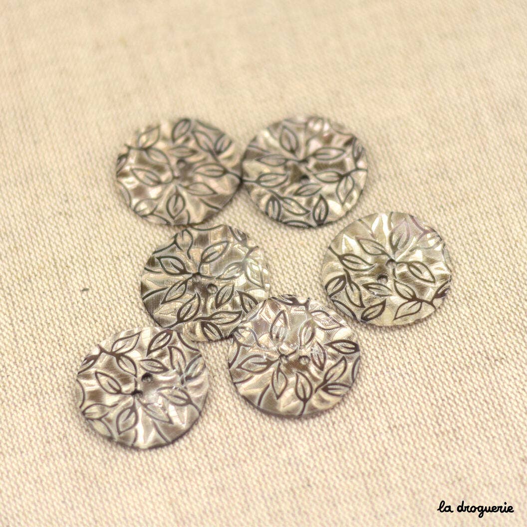 LA DROGUERIE - Wholesale Sewing Button/Snap - Engraved Akoya Button Small Foliage 31 mm0