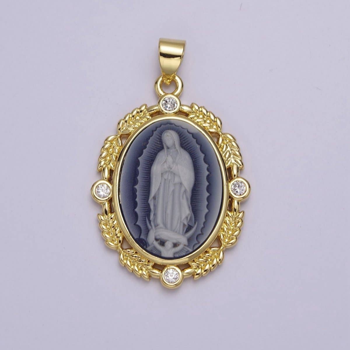 Aim Eternal - Vendita all'ingrosso Collana con ciondolo/pendaglio - Collana con ciondolo Madonna di Guadalupe in cammeo di agata blu vintage con micro pavé delicato gioiello J-185.