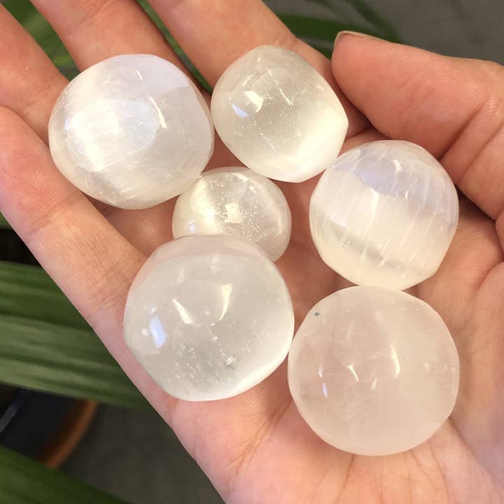 Pietre burattate di cristallo di selenite (100g) per la vendita all'ingrosso da parte di Holistic Trader