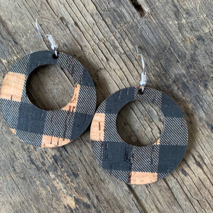 Boucles d'oreilles en liège à carreaux de buffle noir pour la vente par Jill's Jewels