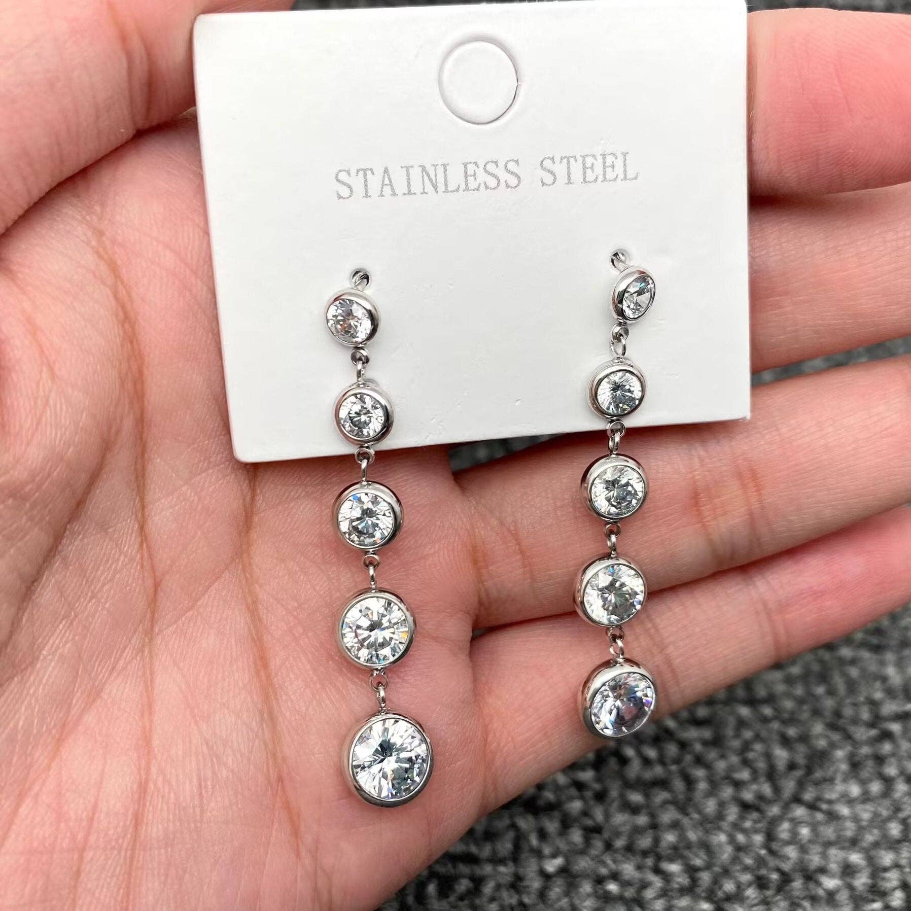 Mio Queena - Vendita all'ingrosso Orecchini con nappe - Orecchini a perno in acciaio inox dorato 18 carati con frange in zircone - FGS3