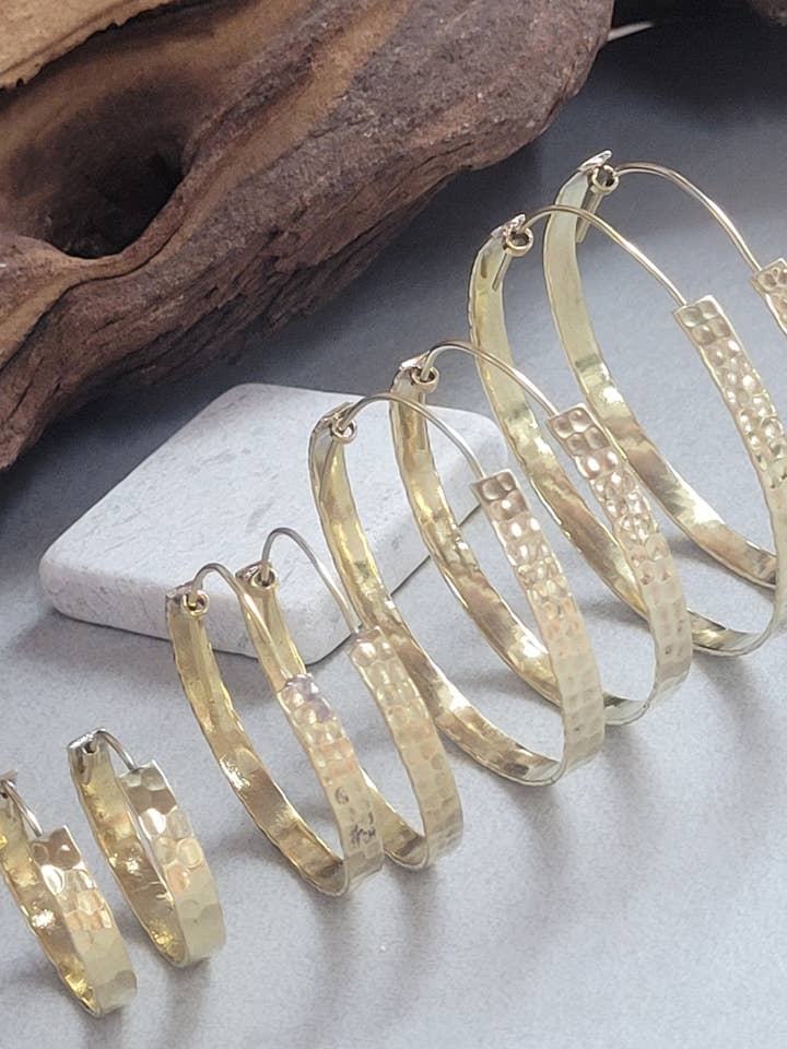 Créoles martelées en laiton / Boucles d'oreilles créoles / Petites créoles / Grandes créoles / Hippie / Unique / Créoles / Or / Bijoux dorés / Bohème pour la vente par Laboheme