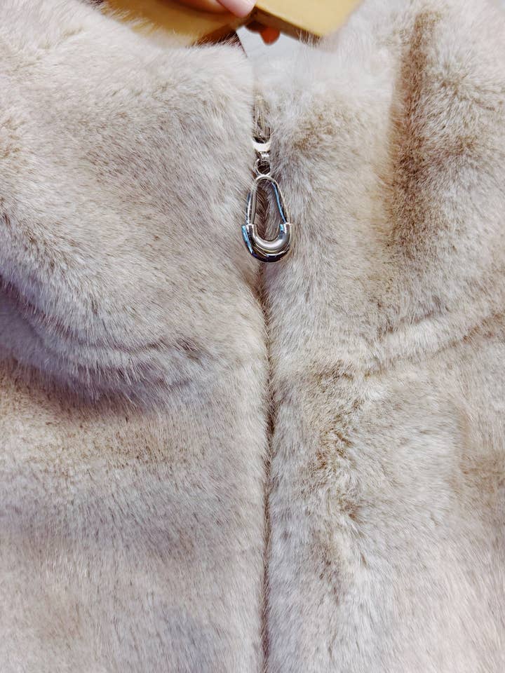 Ellison+Young - Vente Veste sans manches – femme - Gilet à capuche en fausse fourrure de vison au toucher réel2