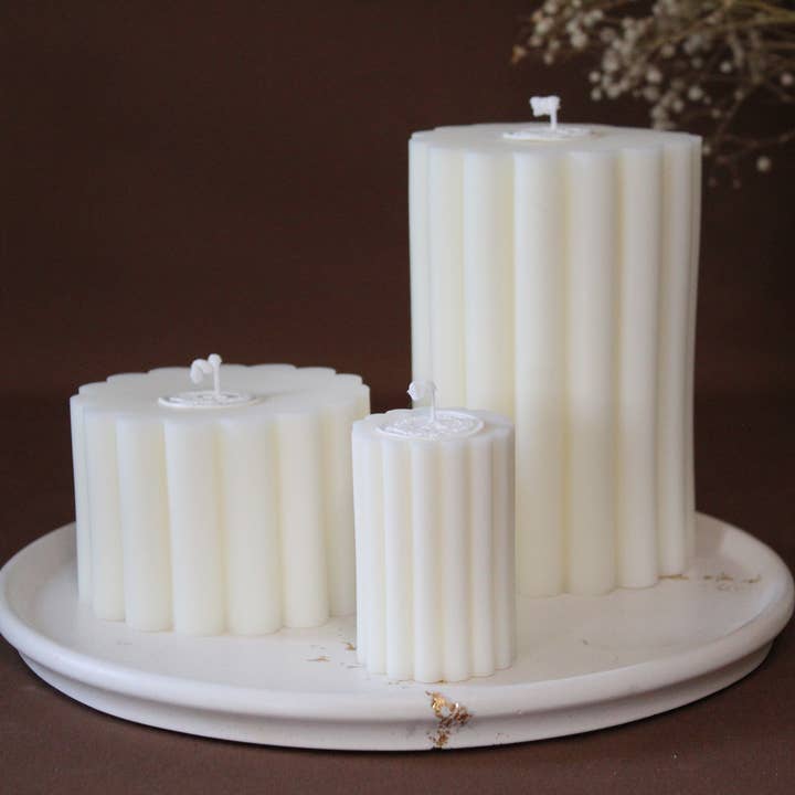 Bougie à bougie en forme de pilier côtelé très grande, très haute pour la vente par Aguas Claras Organics