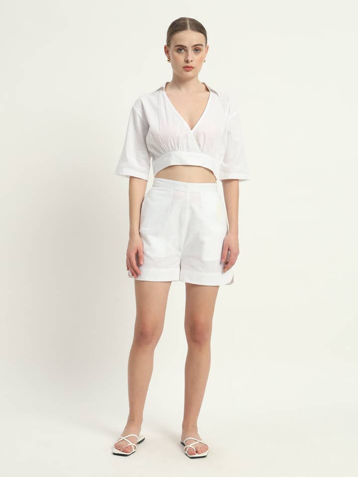 Ensemble assorti de shorts V en lin blanc et de fronces gracieuses pour la vente par Thevasa
