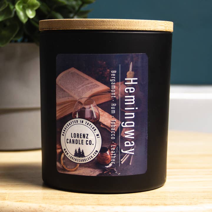 Vela Hemingway de 11 onzas (ron de bergamota, tabaco, cuero) para venta al por mayor de Lorenz Candle Co.