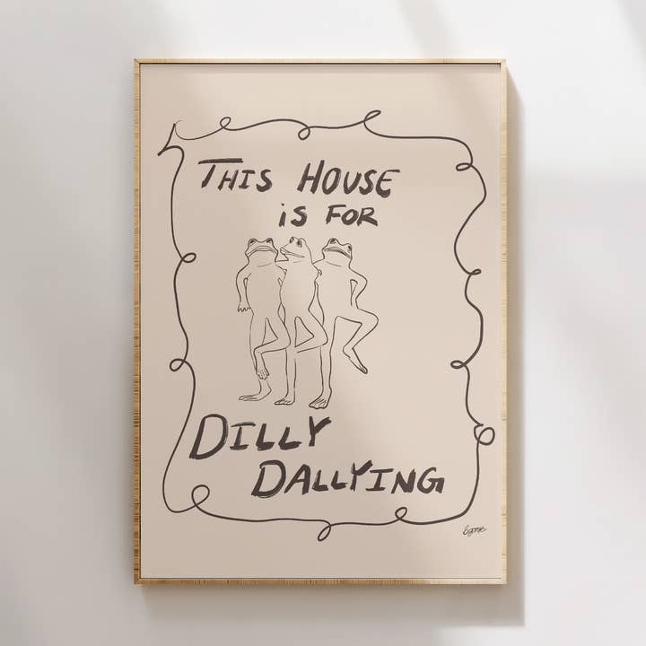 Dit Huis is voor Dilly Dallying Dancing Frog Print (Beige) voor wholesale door bymariarosestudio