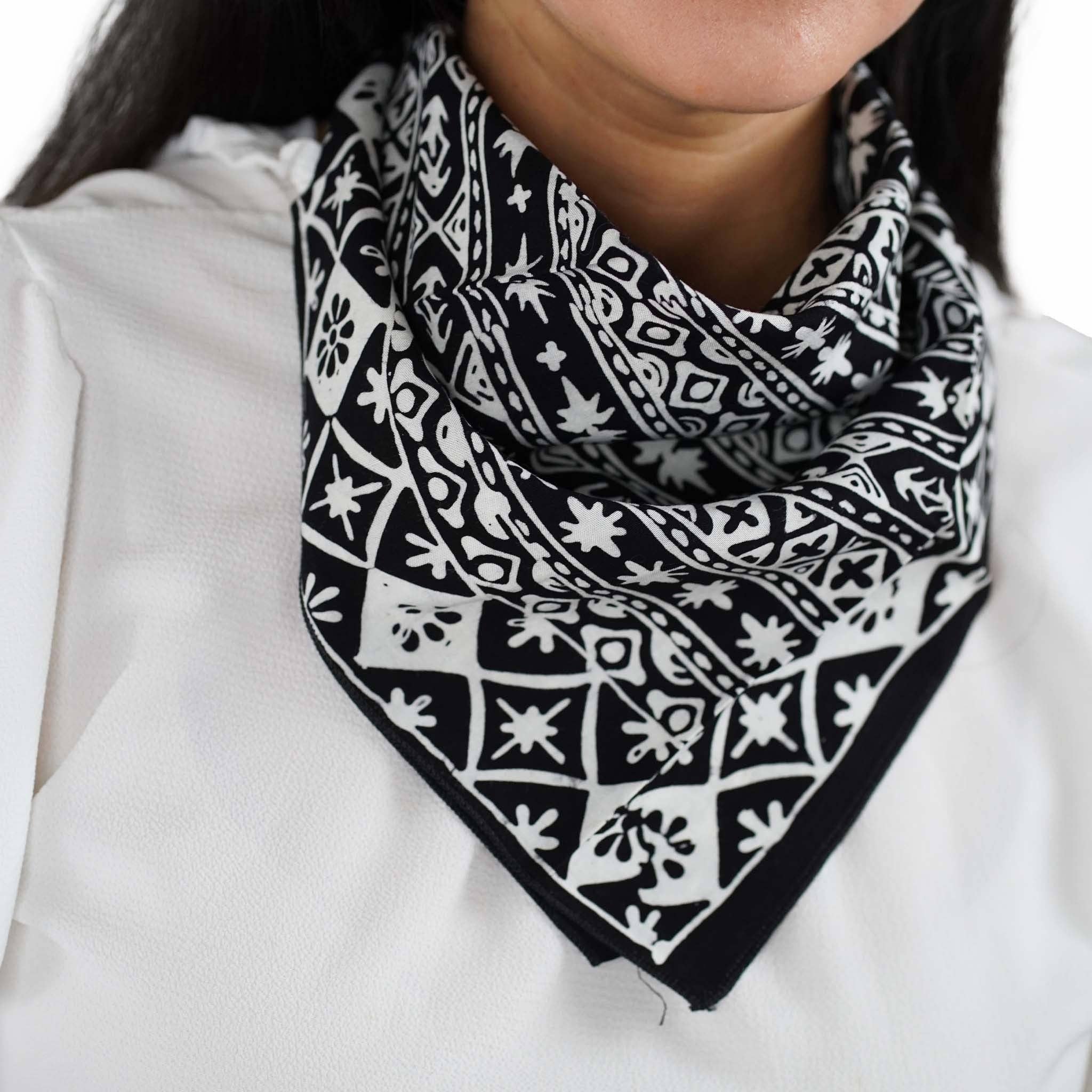 Kasih Co-op – Engroshandel Bandana - Dame – Håndfarvet Batik Bandana, 100% Bomuld, Sort Hvid Geometrisk, Håndstemplet6