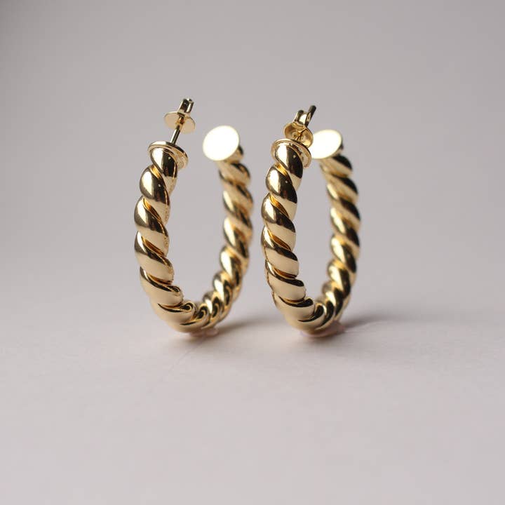 Gedrehte, dünn beschichtete Reifen | Kat Hoops | Demi Fine Jewelry für den Großhandel von GYS