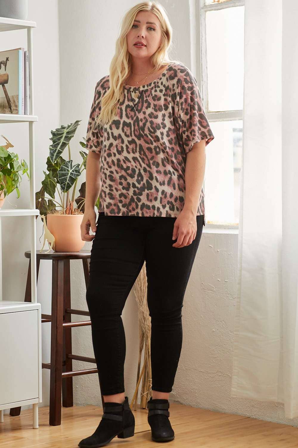 LILLA PLUS RAGLANÆRMET TOP MED LEOPARDPRINT for engroshandel på Faire4