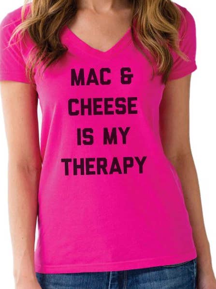Camiseta feminina Mac & Cheese Is My Therapy com decote em V por atacado de Boredwalk