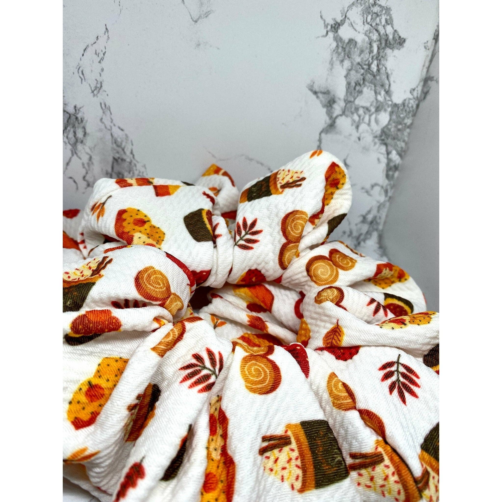 Enchanted Scrunch – Engroshandel Scrunchie – Kvinder – Pumpkin Spice Latte Bullet Fall Scrunch1