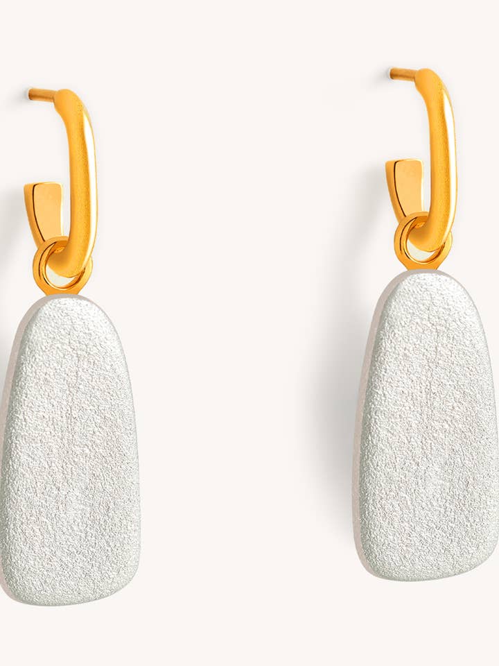 Brinco Tulipa Branco Pérola — Banhado a Ouro 18K por atacado de Garda