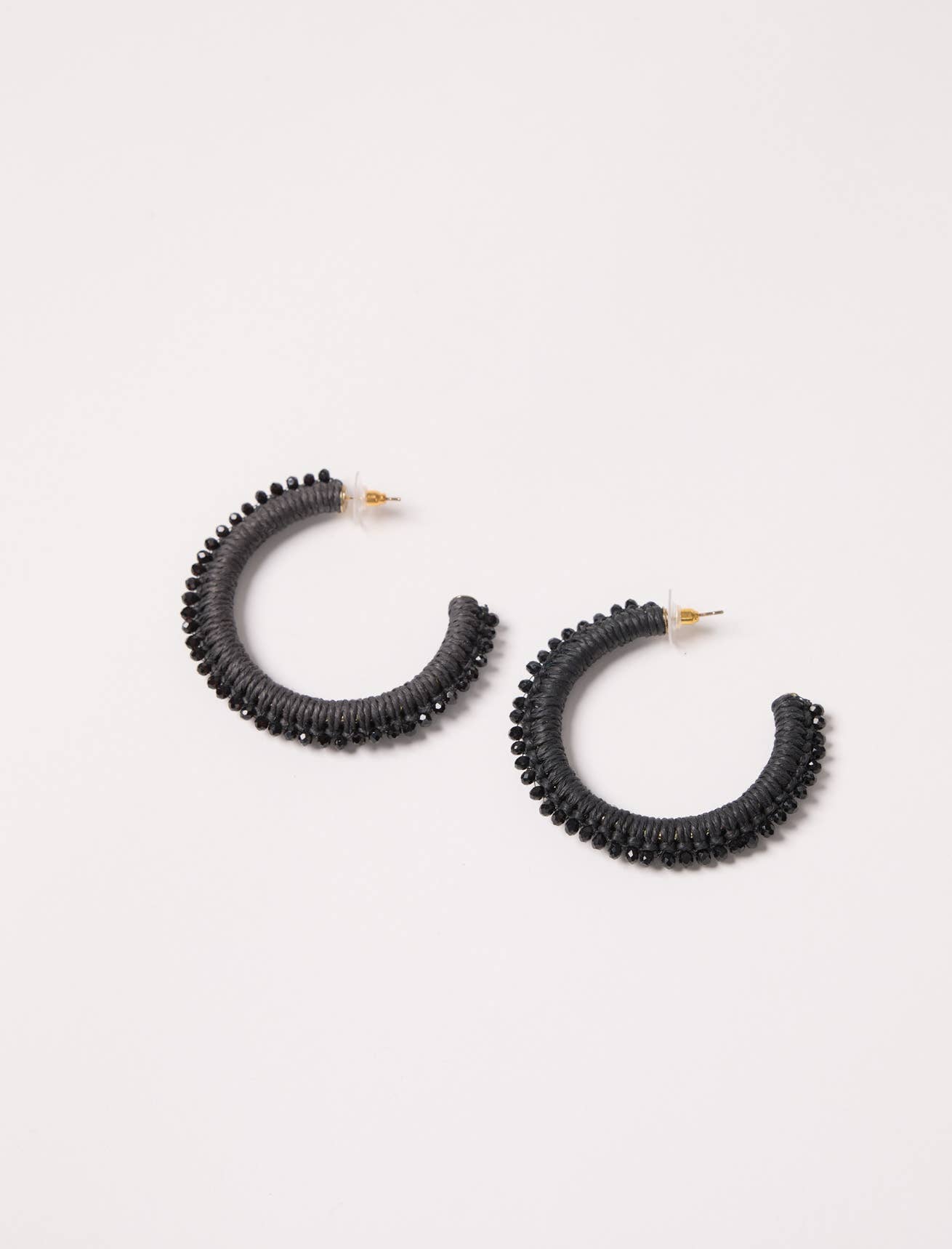 Maradji – Engroshandel Hoops – Chiara øreringe i raffia og perler