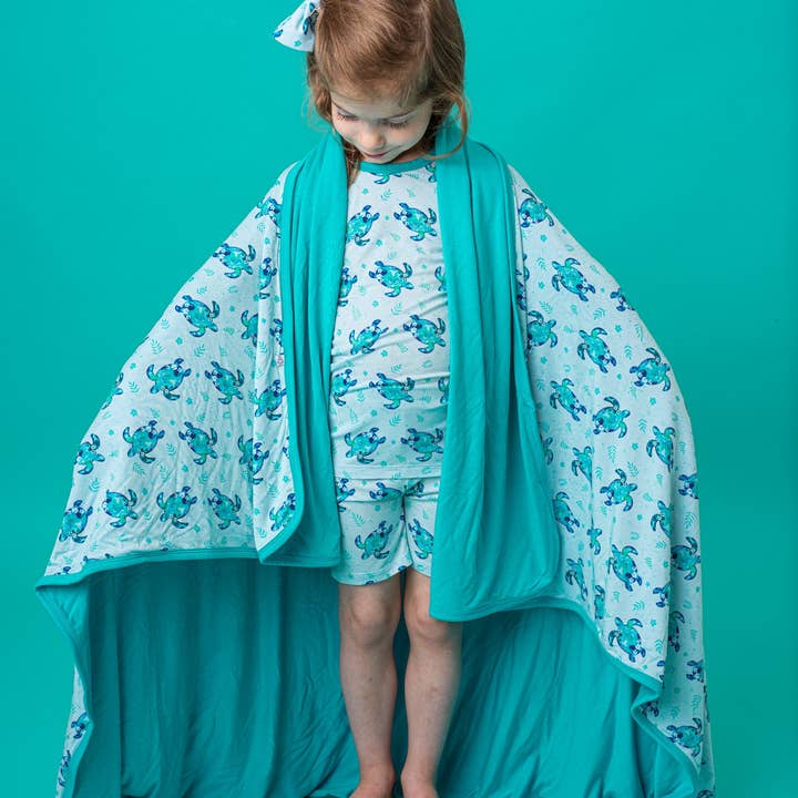 Tortues de mer | Couverture pour tout-petits en bambou à double couche pour la vente par Little Popp Crew
