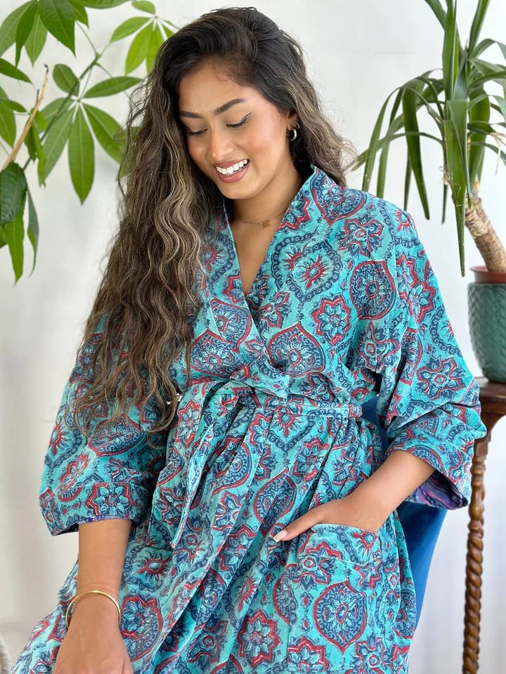 Robe en velours imprimé luxueux et somptueux avec soie indienne pour la vente par Essential Designs London