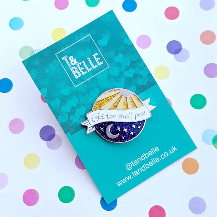 Cette épingle émail du soleil et de la lune pour la vente par T & Belle