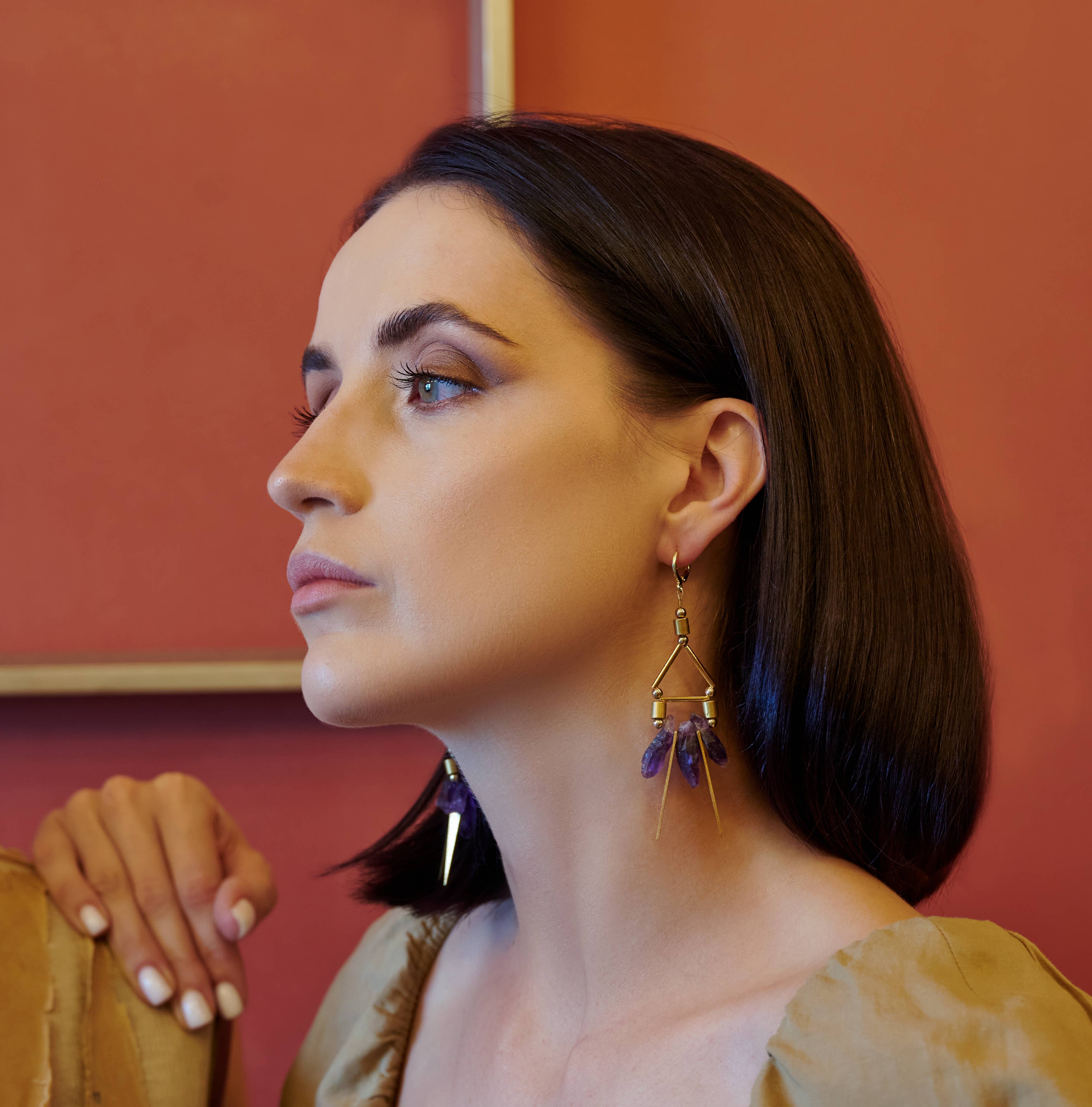 XTRA by Stacey - Wholesale Hangende/ronde oorbellen - The Alicent Earring - Raw Amethyst Spike Statement oorbellen2