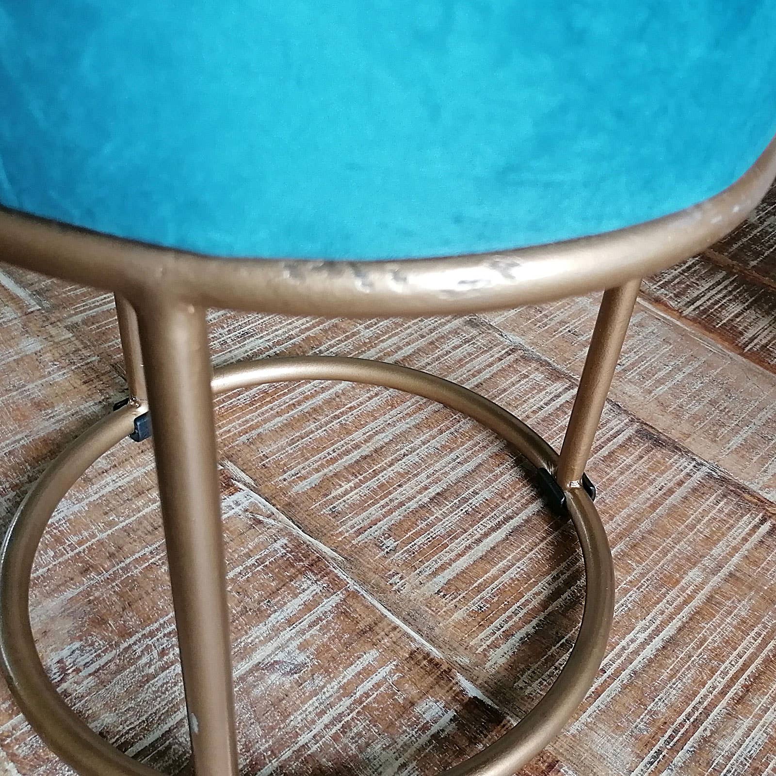 Voglrieder – wholesale Pall – Velurstol 2:a sortering Ø 32 cm H 42 cm med guldfärgad järnram21