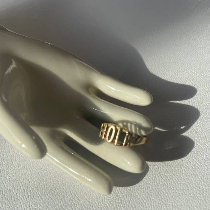 Bague Lettre Espagnole (HOLA) pour la vente par Chibi Jewels