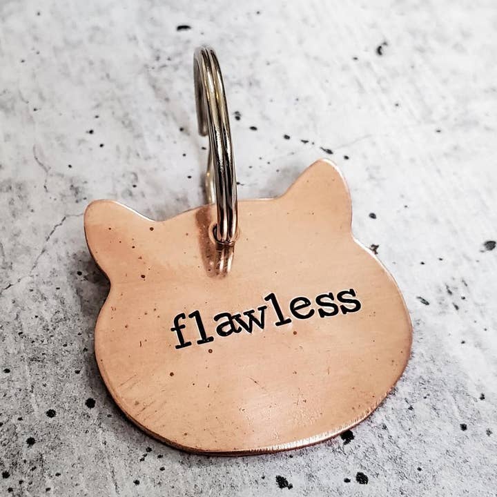 Porte-clés en cuivre en forme de tête de chat pour la vente par Salt and Sparkle