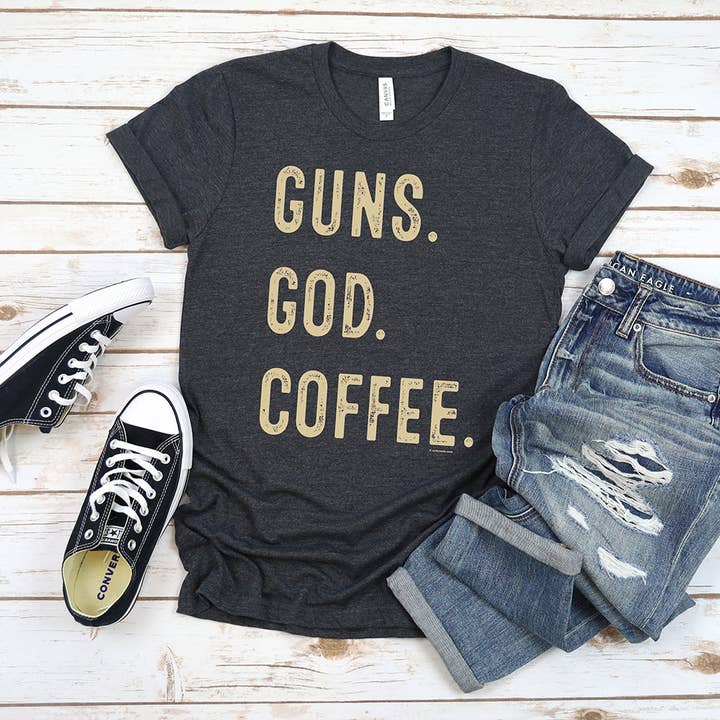 T-shirt Guns God Coffee pour la vente par Artopia